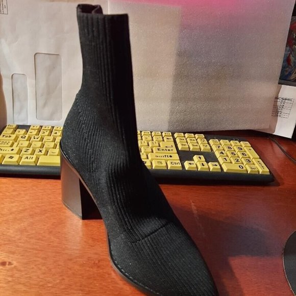 NEW ! Steve by Steve Madden Stretched Knit Boot Black Size 9/9.5 New - Picture 1 of 6